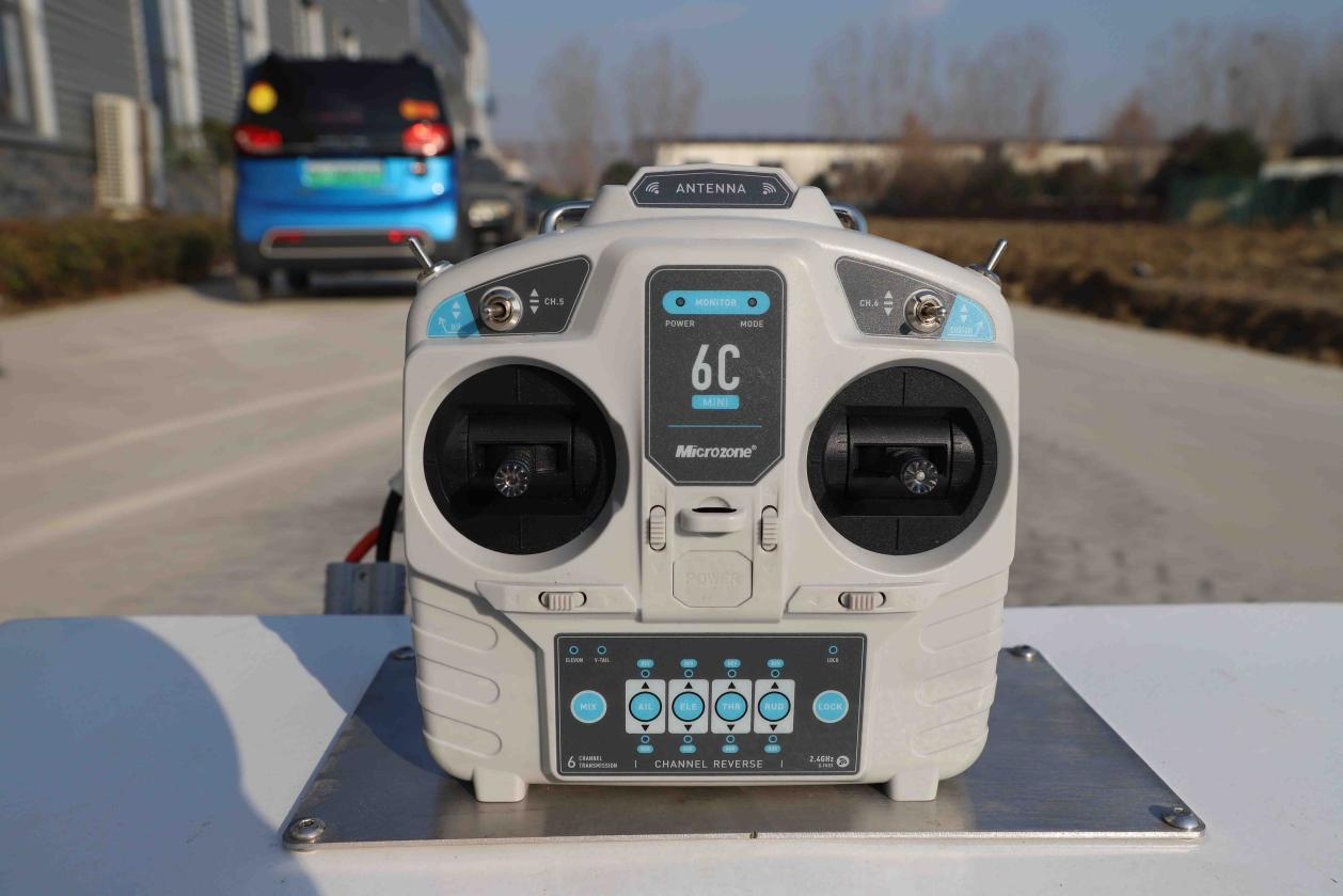 Ferngesteuerter Freischneider